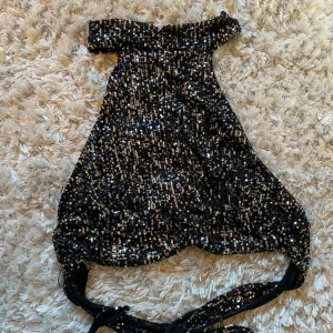 Glitter topp - Säljer min glitter topp från Gina som är öppen i ryggen! Super fin och perfekt till utgång! 🤩 Använd 2 gånger så fint skick! 