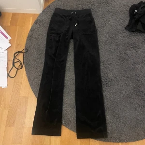 Juicy byxor - Svarta juicy byxor i storlek xxs.