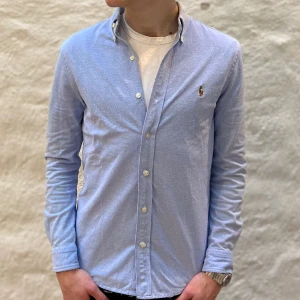 Ralph Lauren skjorta - Ralph lauren skjorta i färgen blå. Storlek s och modellen är 178 cm. Nyskick, inga skavanker. Nypris 1699kr kr, köp för endast 599kr.