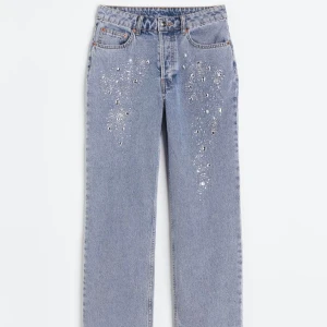 Jeans med detaljer - Superfina jeans med stenar/detaljer på. Passade ej mig och hann ej lämna tillbaka. Helt slutsålda. Storlek 34 och nypris 449kr.