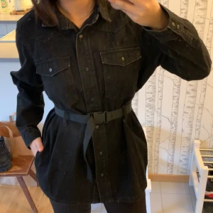 Jeans jacka - Jeans jacka med detalj i midjan. Köpt på Vero Moda. Nyskick. Perfekt till vår, sommar eller höst.