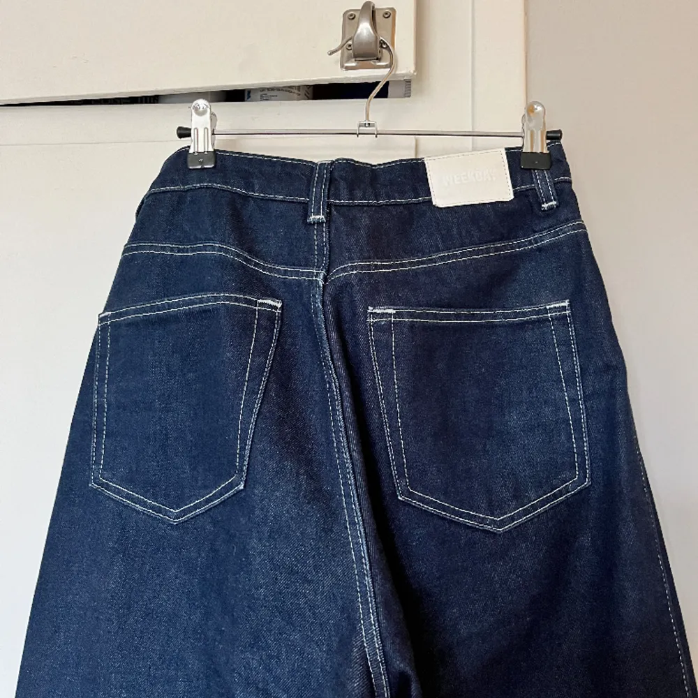 Jeans m vita kontrastsömmar i modellen Rowe från Weekday. Har fållat ner dem, men kan enkelt fållas upp igen. Strl 28/30 (32 som nedfållade). Fint skick, sparsamt använda!. Jeans & Byxor.