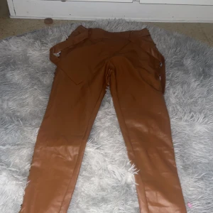 Skinnbyxor - Storlek S aldrig använt, inte min stil. Köpte för 245 ungefär men säljer då för 60kr