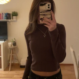 Cool polo tröja - Skit snygg brun polo tröja!!  Säljer pga kommer ej till andvändning💕