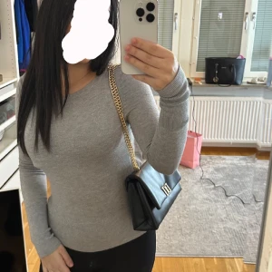 Tröja - Jätte snygg tröja!! Formar min kropp så fint för någon anledning??? Säljs eftersom jag rensar 🎀