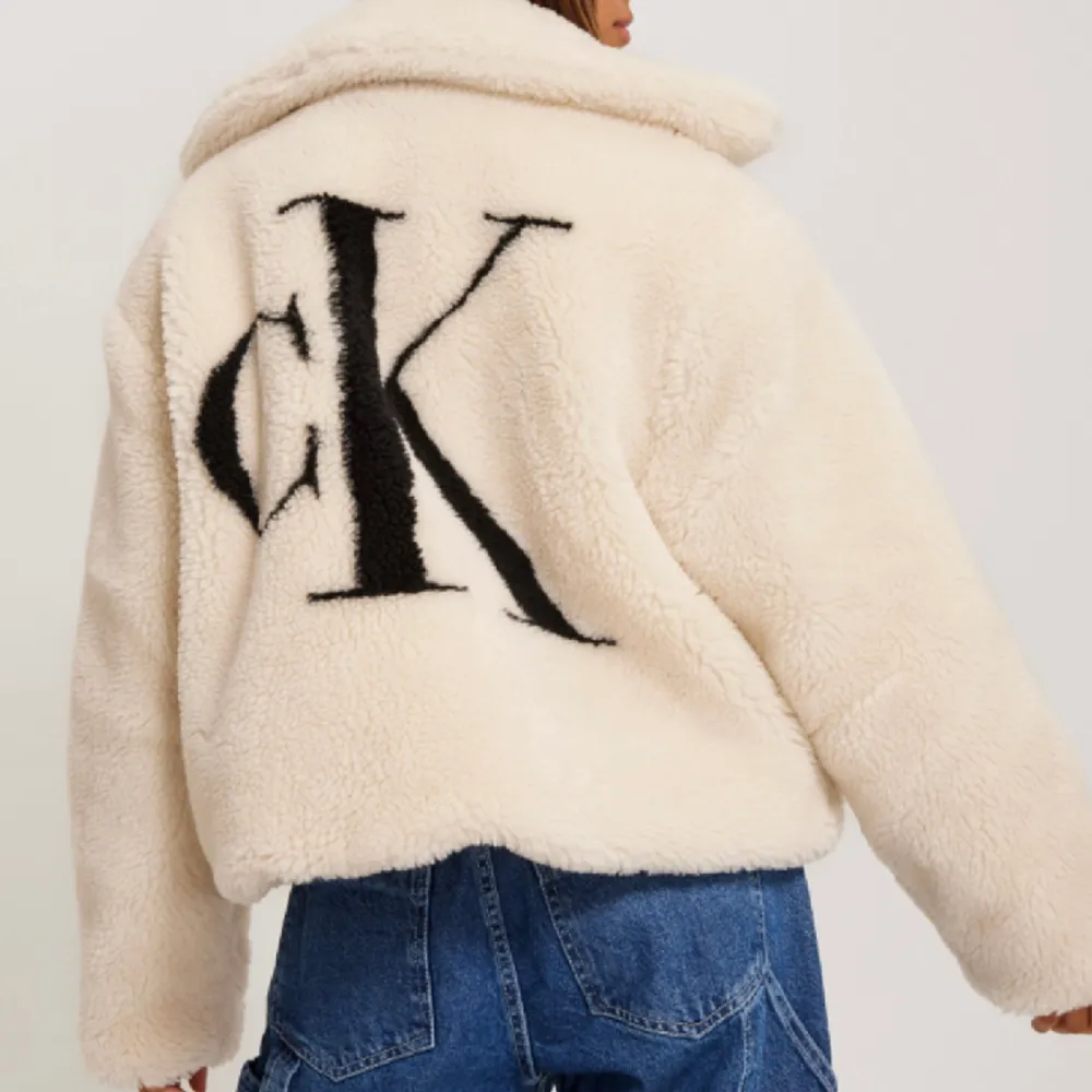Sjukt fin jacka från Calvin Klein, jackan är i kort modell med logga på baksidan och i fint teddymaterial. Använd 1 säsong, jag har själv använt jackan när det var -10 och det var inga problem, så den är väldigt varm. . Jackor.