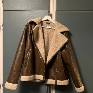 Skinjacka  - En brun skinjacka från na-kd, inte använd mer en 2 gånger och jätte bra skick!😇  