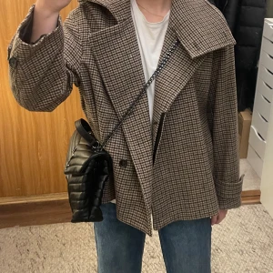 Jacka från Arket - Den populära rutiga jackan från Arket.  Helt oanvänd (dock har jag tagit bort prislappen).  Pris kan diskuteras vid snabb affär🩷