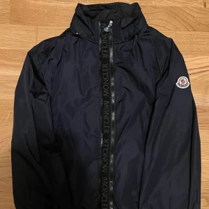 Moncler jacka! - Moncler jacka! Skick så gott som ny, 9/10. Storlek 164 Köpt för 3500kr! Lägger ut för 2599kr men bud är självklart välkomna. 