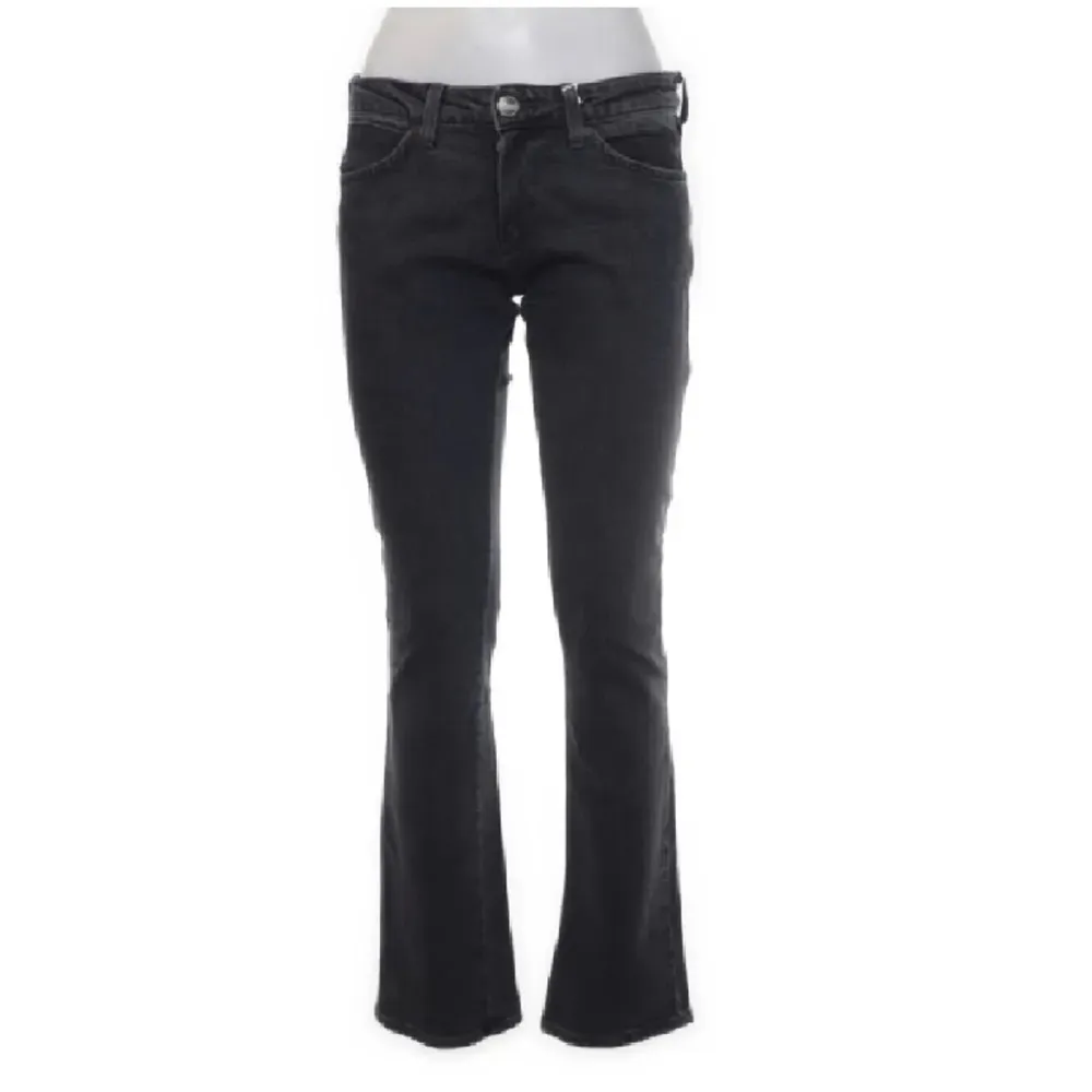lågmidjade svarta jeans köpt på sellpy, skriv för egna bilder. Jeans & Byxor.