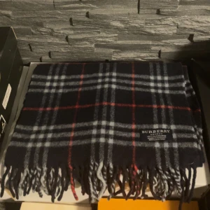Burberry halsduk - Burberry halsduk i nyskick🤩Tillverkad av 100% ren kashmir🔥Nypris 4600 kr! Längd: 170 cm Bredd: 30 cm, tveka inte att höra av dig vid minsta lilla fundering🙏 