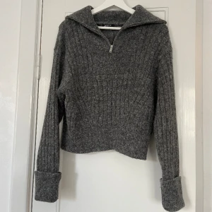 Zip tröja - Mysig stickad zip tröja från Gina som precis slutat säljas endast använt en gång så i super bra skick! nypris 359