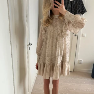 Klänning  - Supersöt klänning från h&m, sparsamt använd 💕