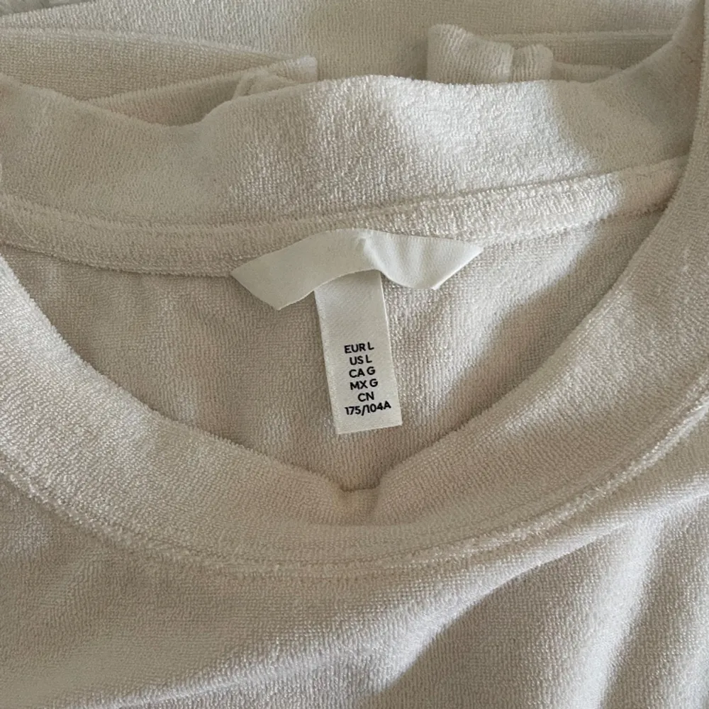 Tunn vit tröja i storlek L från H&M, men passar även M och oversize som S💞. Tröjor & Koftor.