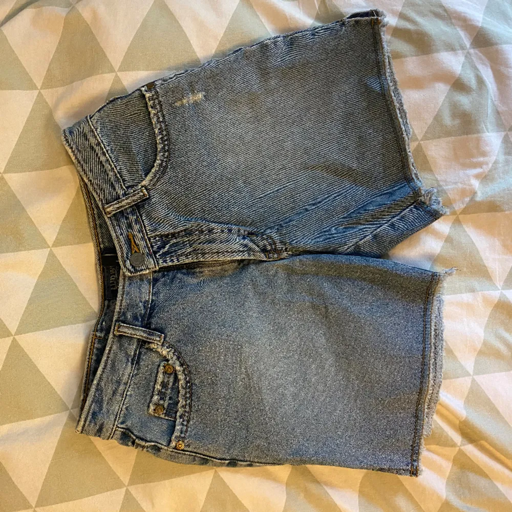 Säljer dessa jeansshorts i super bra skick. De är i storleken L men små i storleken så passar en storlek M/S. . Shorts.