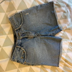 Jeansshorts  - Säljer dessa jeansshorts i super bra skick. De är i storleken L men små i storleken så passar en storlek M/S. 
