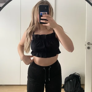 Svart topp - Svart fest topp/linne. Väldigt stretchigt💞 ANVÄND KÖP NU