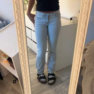 Ett par skit fina ljusblåa jeans som sitter jätte fint  från bikbok  i storlek 25 längd 32 men passar mig som är 172💕 pris kan diskuteras 