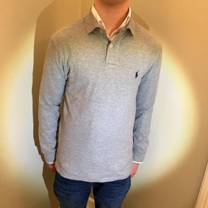 Ralph Lauren rugbytröja  - Säljer en helt ny Ralph Lauren rugbytröja för endast 399kr vilket är galet pris då den kostar runt 1500kr ny. Tveka inte att höra av er vid frågor eller funderingar👊👊🤝🤝