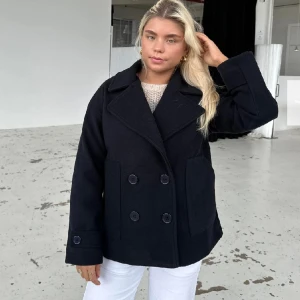 Design by si kappa - Hej! Tänkte kolla om det finns intresse för den trendiga design by si kappan i färgen dark navy💞🙏 Finns bilder på mig och kappan om någon vill ha🙌🏻🙌🏻