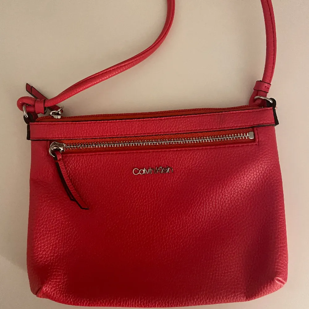 En röd Calvin Klein väska, nyskick. Skriv för fler bilder❤️. Väskor.
