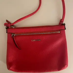 En röd Calvin Klein väska, nyskick. Skriv för fler bilder❤️