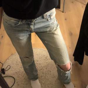 Zara jeans i storlek 34, använder knappt längre då dom blivit lite för små💕Hålet i knät har gått upp lite men har sytt ihop det lite💕 köpare står för frakt📦 