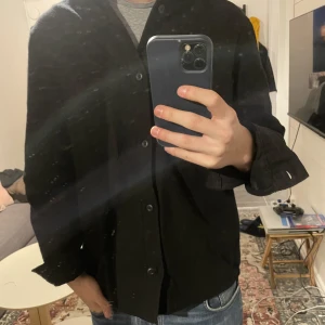 ZARA Overshirt  - Säljer nu min riktigt feta overshirt från zara då jag inte använder den längre.  Den är i riktigt bra skick då jag ej använt den så mycket.  Nypris ligger på ca 600 