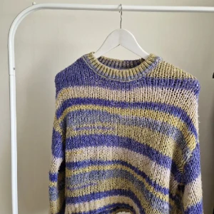 Färgglad stickad tröja - Färgglad stickad tröja, köpt från Plick☺️säljer då den inte kommer till användning.