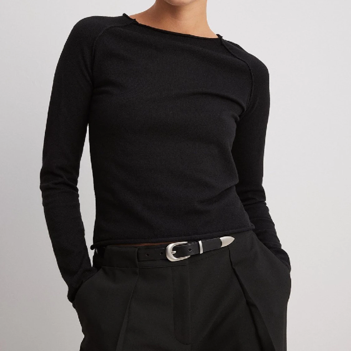 Tunt stickad tröja med rå nederkant