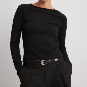 Tunt stickad tröja med rå nederkant - Tröjan är från NA-KD och är aldrig använd utan endast testad. Säljer denna tröja då jag råka köpa en dubblett. Detta är min favorittröja! Mysigt material och kan användas vid alla tillfällen🩷 Storlek: Small  Ursprungligt pris: 399kr