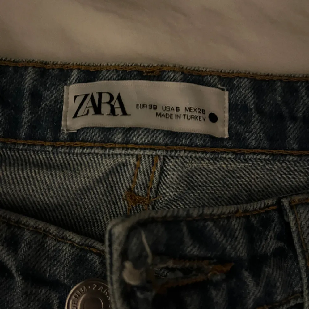 Säljer detta raka midwaist jeansen från zara!!. Jeans & Byxor.