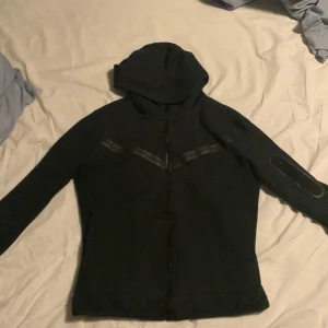 Nike tech fleece - Nike tech fleece i storlek xl i barn. Modellen e 180 och känns ganska liten. Skulle rekommendera för någon som är 170 