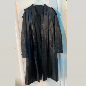 Läderrock  - Svart läderrock i okej skick! Köpt från sellpy men använd fåtal gånger.