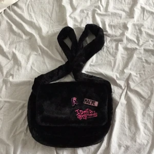 Väska i päls - Söt söt söt väska i päls. massa viktiga saker får plats