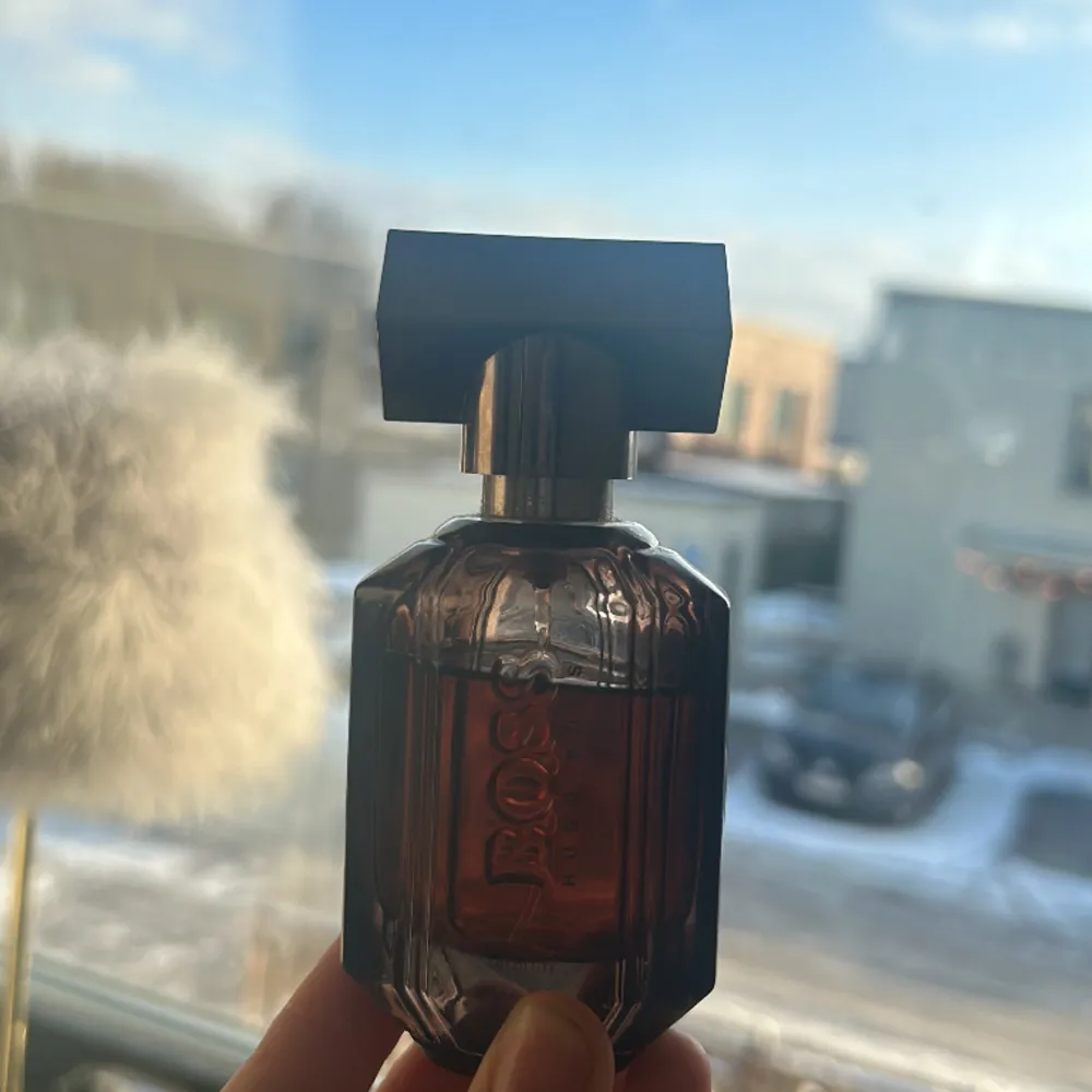 Säljer denna parfym från Hugo Boss. det kan va svårt att förklara doften, men den är söt och stark. det är väldigt mycket kvar i flaskan, säljer då jag inte använder den. köpt för 870kr på kicks, säljer för 400+ frakt. priset kan diskuteras😊. Övrigt.