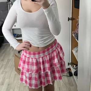 Kjol - Söt volangkjol från Gina tricot. Endast använd 2 gånger.