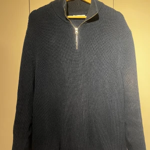 Zara halfzip - Mörkblå zara halfzip i storlek xl men sitter precis som en l för att den är krympt