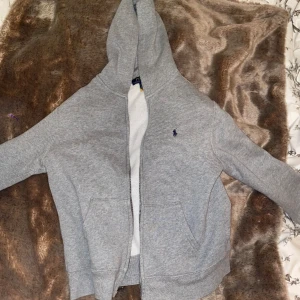 Polo zip up - Ganska använd men ändå väldigt bra sick 7/10 väldigt fräsh och stilren funkar till allt