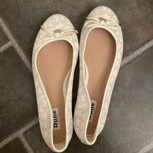 Ballerina - Helt oanvända ballerinaskor. Säljs då de är för stora för mej! 