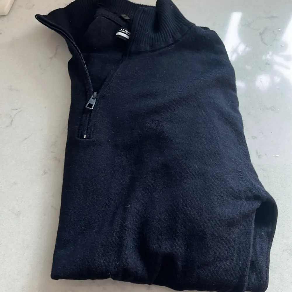 Säljer min j. Lindberg halv zip för att jag växt ur den  Helt ny skick bara använd under en utekväll Inga skador eller defekter 🙀🙀 Säljer tröjan betydligt billigare än original priset 🤑🤑. Hoodies.