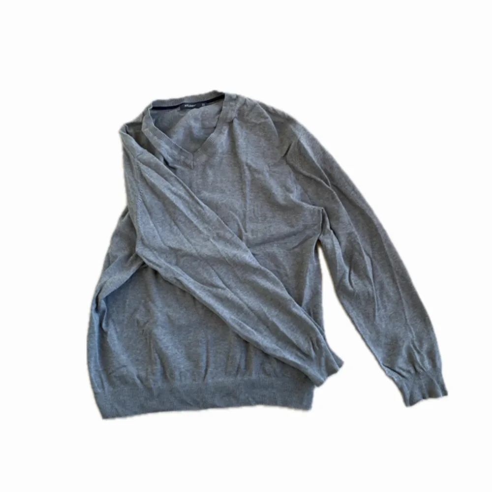 En basic grå tröja ifrån Atlant i storlek XL men sitter bra som loose fit på medium👍 Hade ett litet hål i ena armhålan men det är nu fixat, annars i bra skick⭐️⭐️. Tröjor & Koftor.