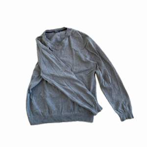 En basic grå tröja ifrån Atlant i storlek XL men sitter bra som loose fit på medium👍 Hade ett litet hål i ena armhålan men det är nu fixat, annars i bra skick⭐️⭐️