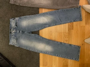 Replayjeans Thad 2 x stl 16A, 200:- - 2par Replayjeans Thad grå 1 par stl 16A. Blå 1 par stl 16A. Båda  i fint skick! 