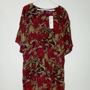 Melani Tunic Indiska storlek XL - Helt ny med prislappar ord. Pris 599kr super fin på bilden gör den inte rättvisa. 