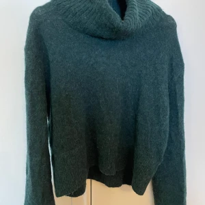 Grön tröja - Grön tröja från & Other Stories, storlek XS (passar storlek S). Använd men i bra skick. Alpacka/Ull/Polyamide.