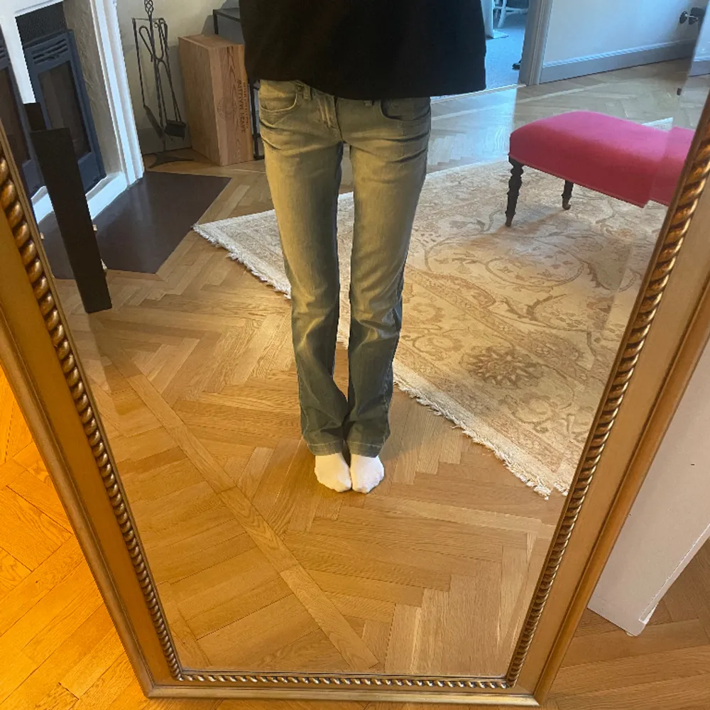 Ett par raka lågmidjade jeans från Fornarina. Jeansen är i bra skick med coola detaljer som dragkedjor på bakfickorna. Passar omkring storlek 34.. Jeans & Byxor.