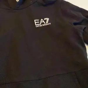 Säljer en EA7 hoodie för 250 spänn. Orginalpris 700kr.  8-10 kvalite. 160 cm