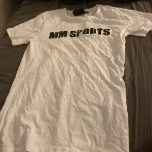Hej säljer min mm sport  T-shirt pågrund av har en till likadan så vill bli av med denna 10/10 har inte använt. 