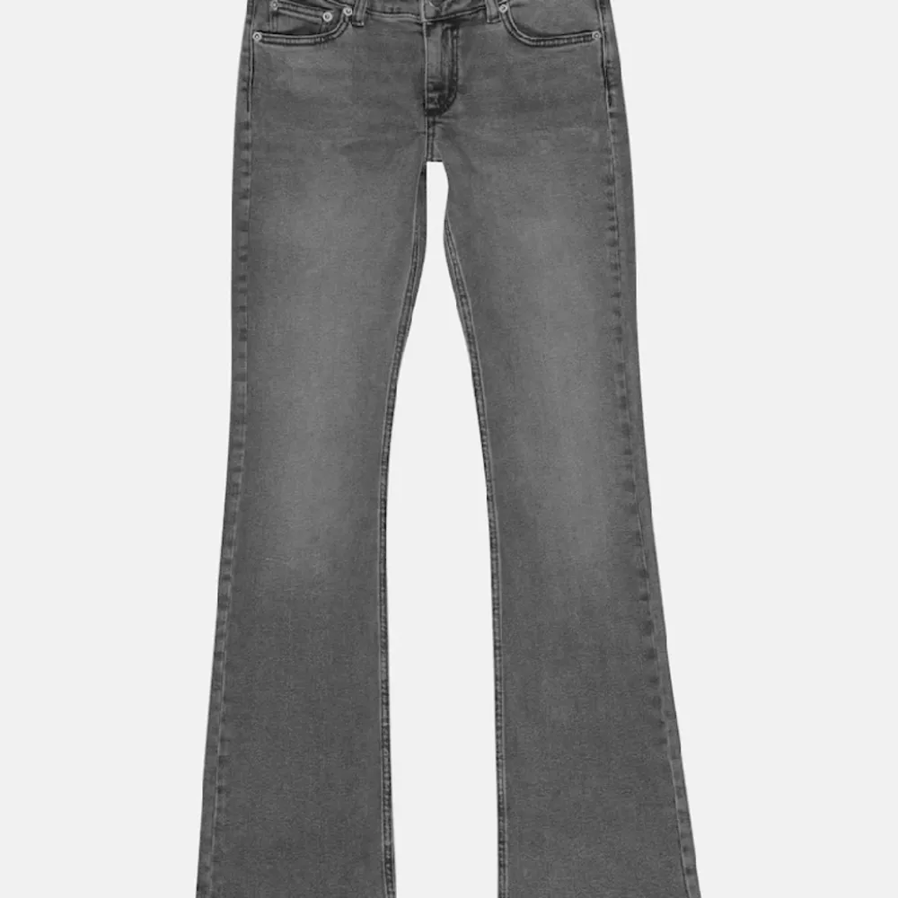 Lågmidjade bootcut jeans från junkyard. Använt fåtal gånger därför superfint skick! Midjemått: 80cm Utsida ben: 103cm. Jeans & Byxor.